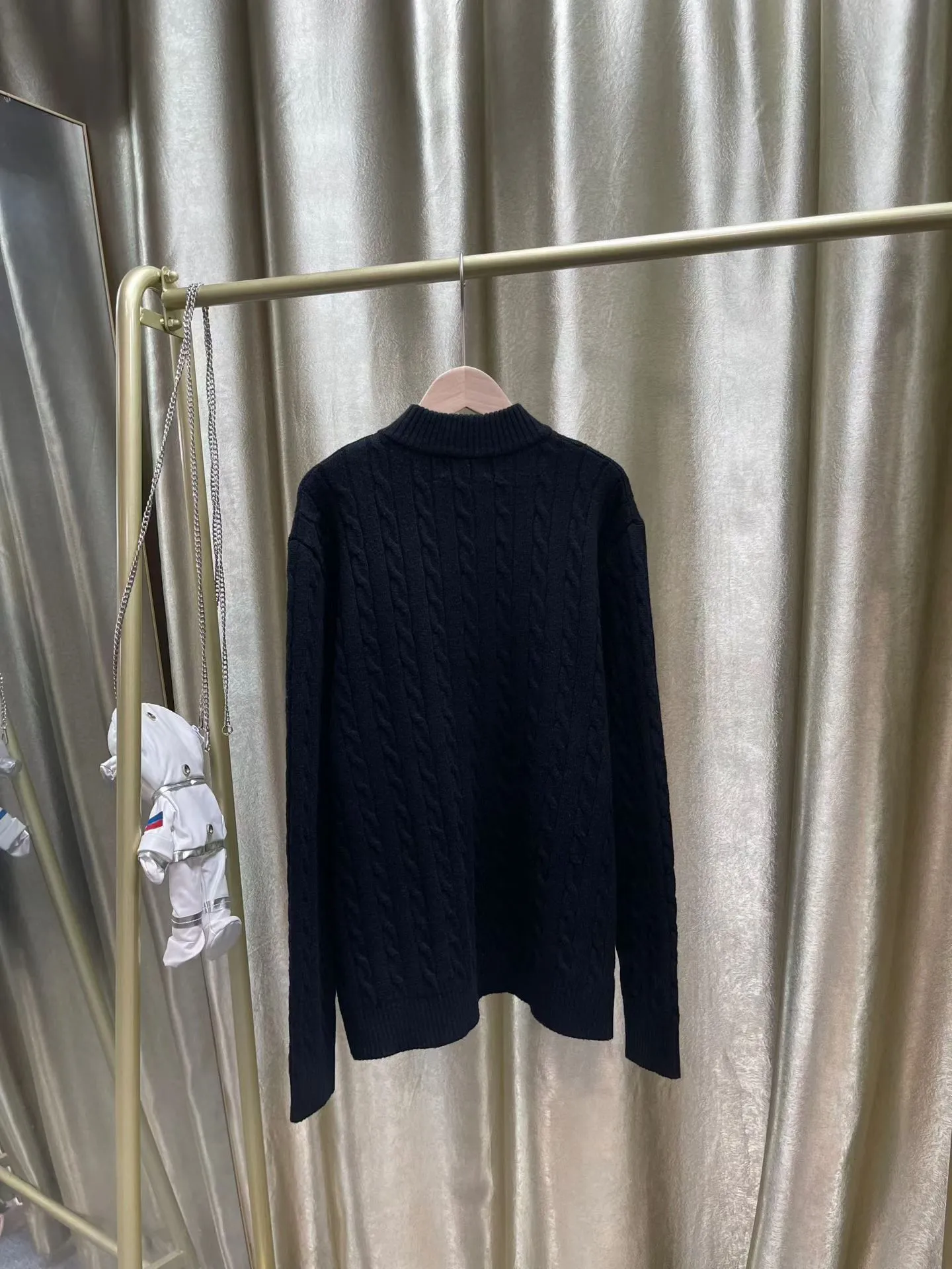 P276 Top quality products Top purchasing version SS25 new autumn product POLO Lavlauf Small logo embroidered twisted rope half-zip sweater Counter-color dyed wool blended cotton yarn High weight and high density Super high quality The wool is soft, delicate and skin-friendly. It feels soft and silky. The hand feel is not ordinary 💕 All color dyed high weight cotton yarn ensures no color difference. It adopts four-hole knitting method, tight and textured It is durable, does not deform and is not prone to pilling. It has a soft, warm and comfortable feel. It does not stick to your body when worn alone. It is absolutely perfect‼ ️Classic knitted clothing uses exquisite details and iconic brand symbols to reinterpret the charming charm, injecting low-key brand logo connotation into the entire design. It is simply amazing🉑️All produced on imported looms. The details are clearly visible. The collar label has an anti-counterfeiting chip. The double-layer main wheat has a built-in NFC anti-counterfeiting chip. The washing wheat is consistent with ZP. It is full of details. The details are well grasped. Challenge the market currency and are not afraid of random comparisons! The upper body effect is very good. No matter how you match it, it looks high-end and elegant. It has a high-end feel🫴 It is so versatile🍑It is a must-have for both men and women🉑️ Color: Black Gray Size: S-XL